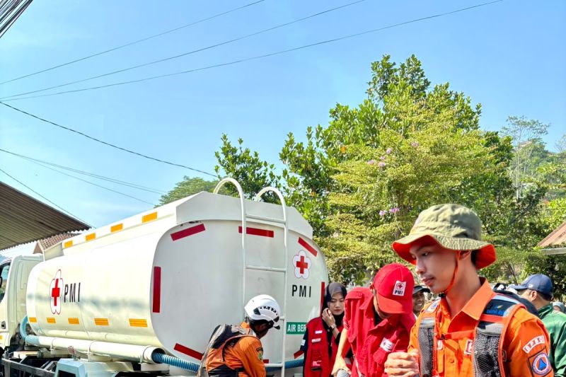 BPBD Bandung salurkan 15.000 liter air bagi warga terdampak kemarau