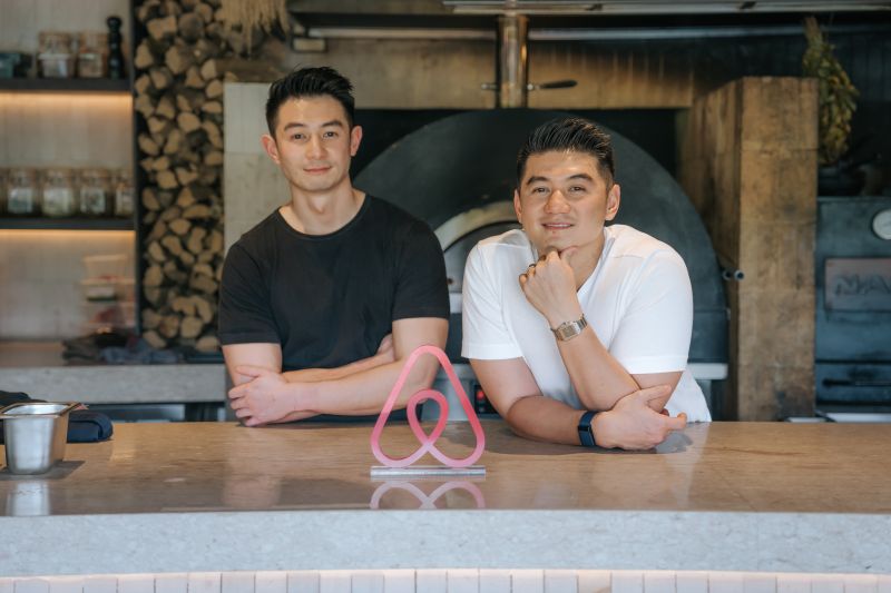 Rayakan Cita Rasa Kuliner Indonesia, Airbnb Gandeng Chef Arnold dan Reynold Poernomo Hadirkan Buku Resep Eksklusif