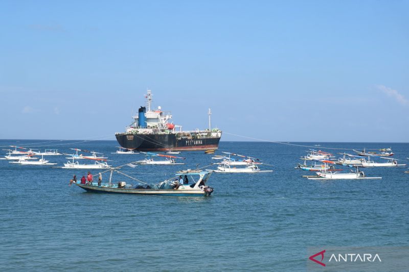 kapal-bbm-bermuatan-7600-kiloliter-masuk-lombok