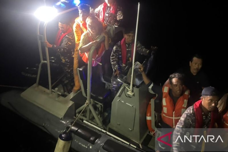 TNI AL kerahkan KRI dan pesawat untuk evakuasi korban kebakaran kapal
