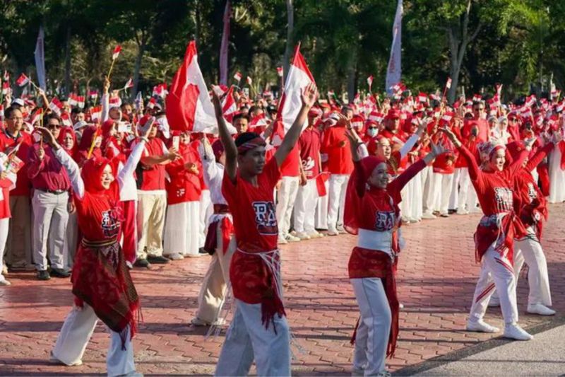 Pemkab Sumbawa Barat bagikan bendera merah putih