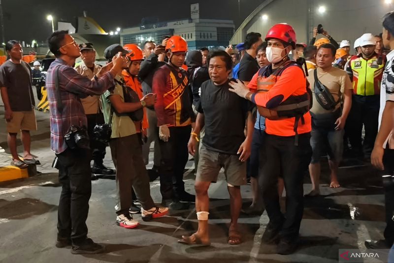 Ratusan korban selamat KMP Mutiara Santosa 2 tiba di Tanjung Perak