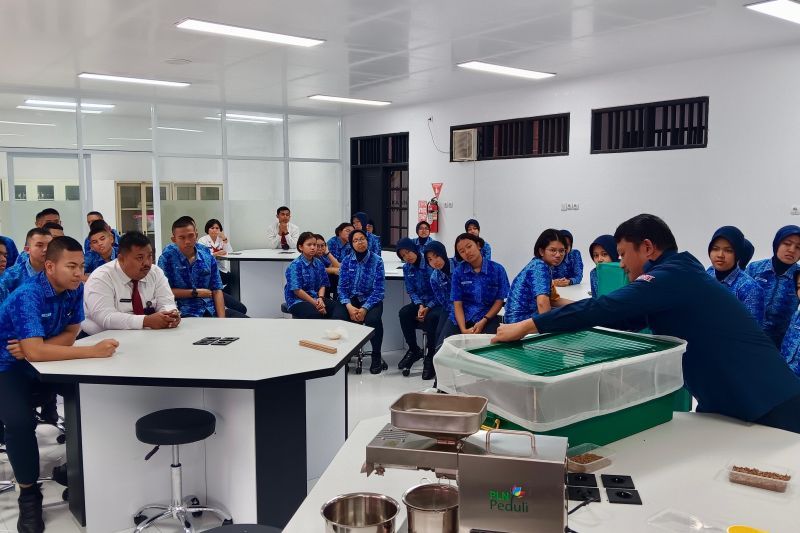 Siapkan SDM Untuk Transisi Energi, PLN dan IT PLN Beri Pelatihan Energi Terbarukan Bagi Siswa SMA