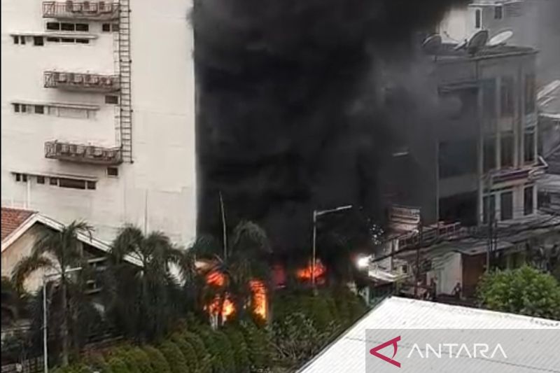 Rumah lima lantai di Pasar Baru terbakar, 17 unit damkar dikerahkan