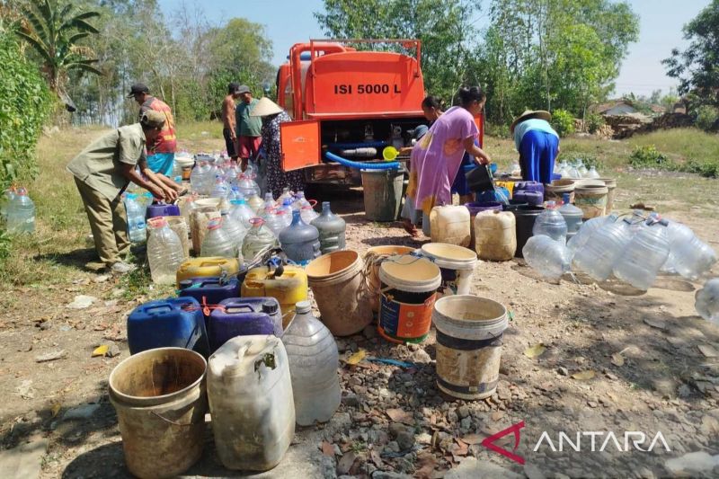 Pemkab Bekasi salurkan 3,6 juta liter air warga terdampak kekeringan