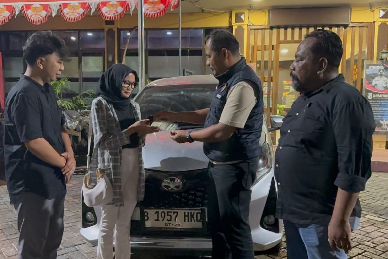 polisi-kembalikan-mobil-curian-kepada-pemiliknya-di-kebon-jeruk