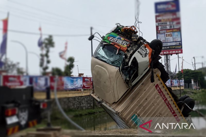 Truk terguling akibat jalan bergelombang di Karawang Selasa pagi