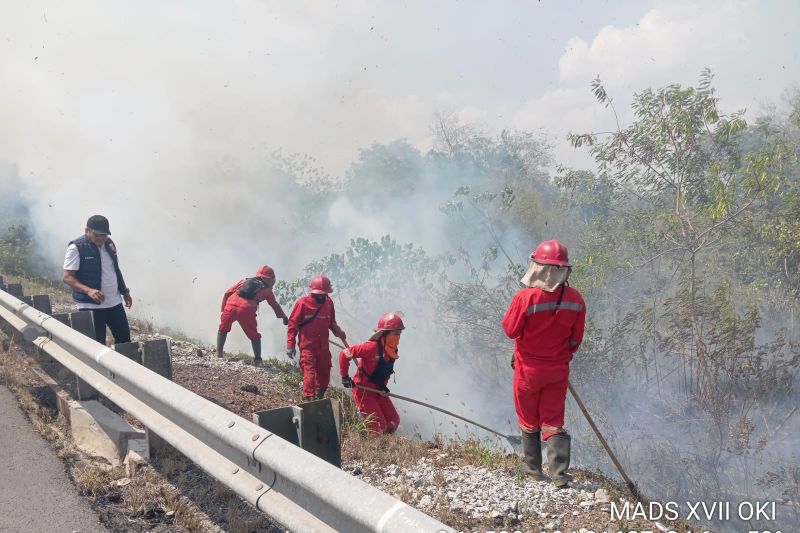 Manggala Agni tangani karhutla di JTTS Kayuagung-Palembang