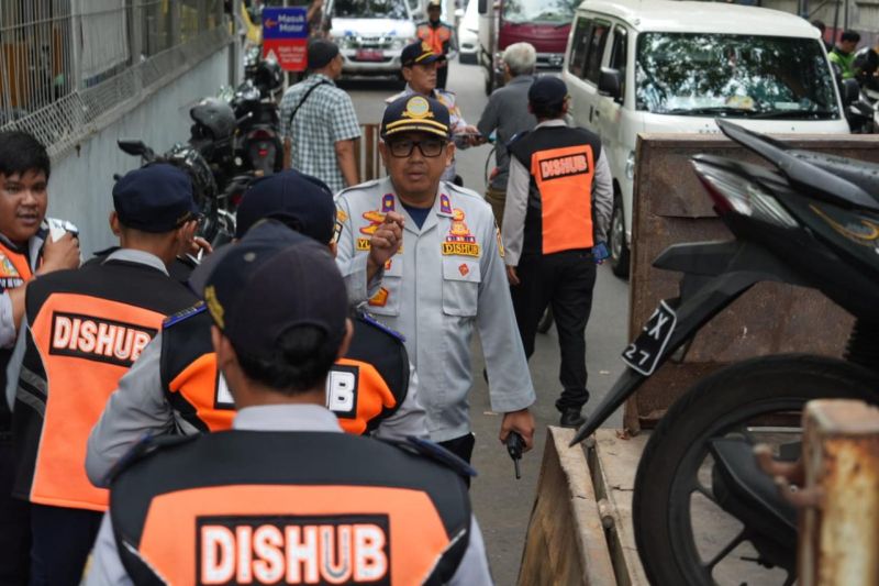 Sudinhub Jakut tindak puluhan motor yang parkir liar di Sunter Agung