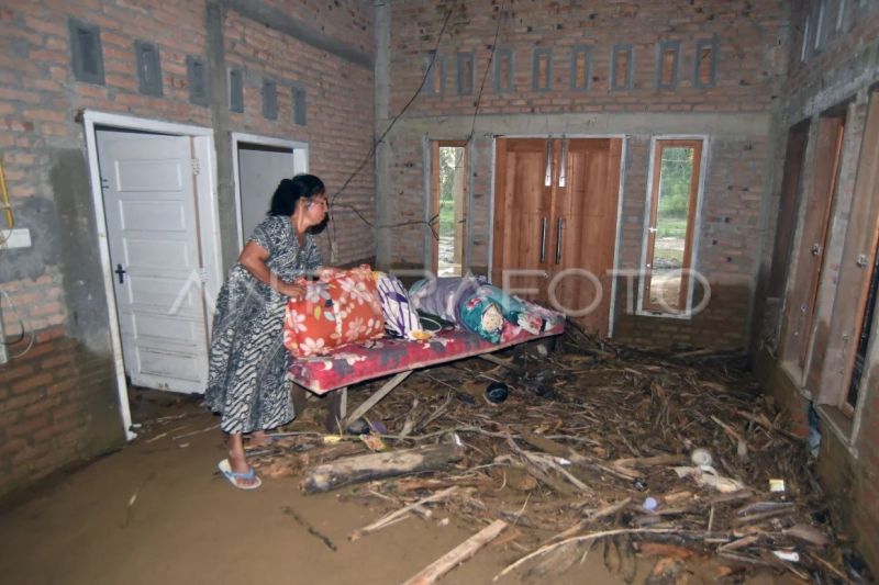 BNPB: Banjir Padang berangsur surut, warga mulai bersihkan rumah