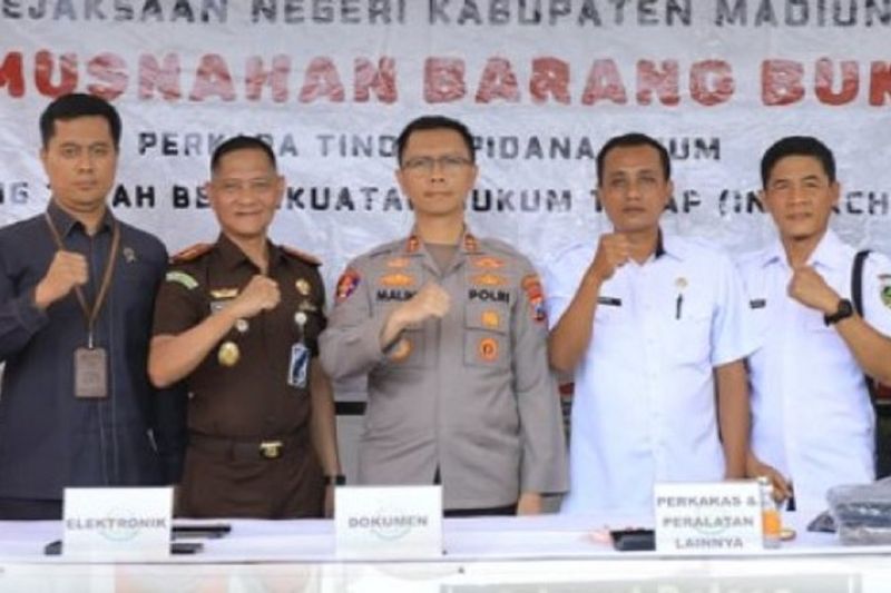 Kejari Kabupaten Madiun musnahkan barang bukti 21 perkara pidana