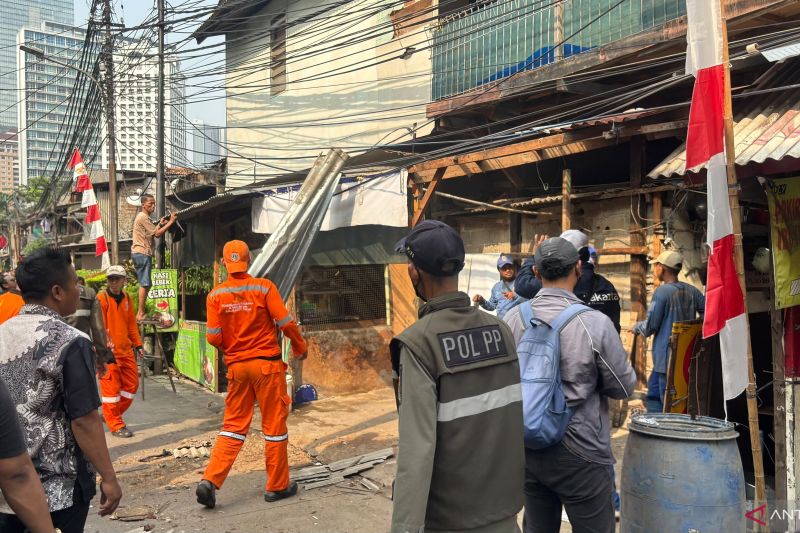 Pemkot Jakpus tertibkan 95 bangunan di atas saluran PHB Karet Tengsin