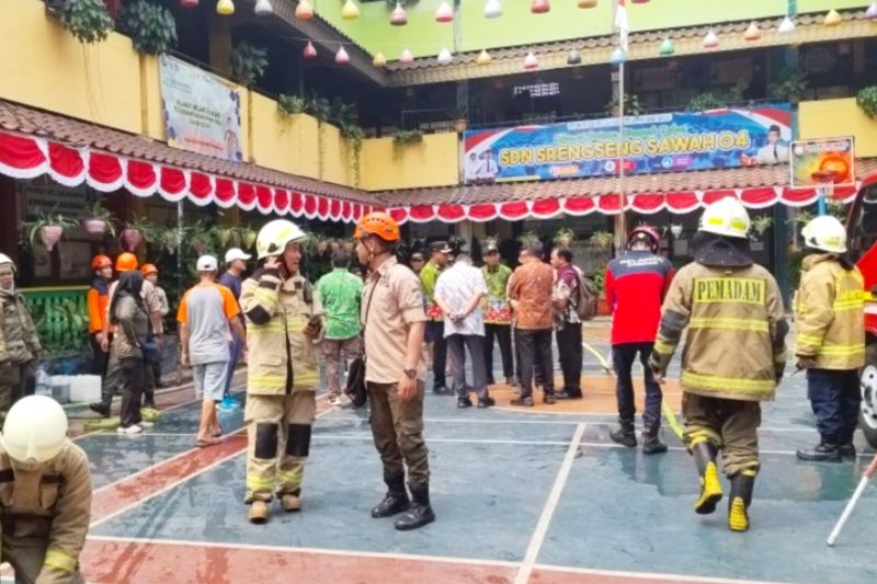 Personel Gulkarmat Jaksel padamkan kebakaran di SDN 04 Srengseng Sawah