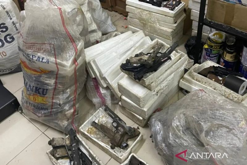 Ratusan senpi yang ditemukan di sekolah swasta Jaksel diklaim berizin