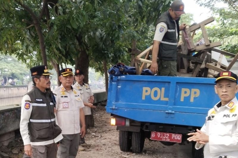 Petugas gabungan angkut lapak PKL liar di Kembangan Jakbar
