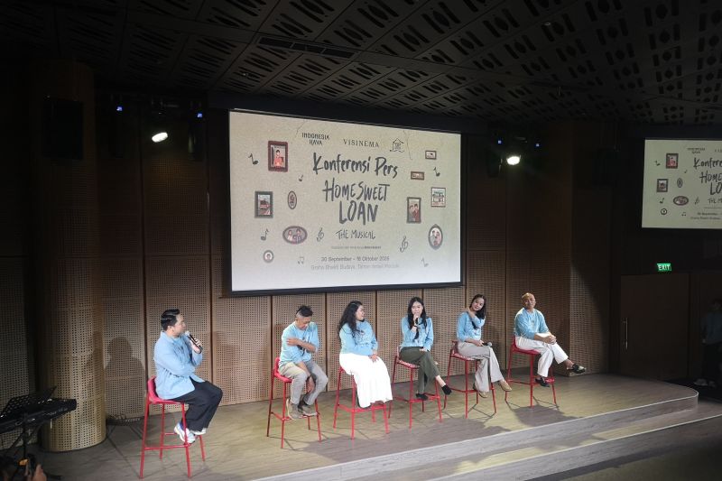 Dua wajah Kaluna di pementasan "Home Sweet Loan The Musical"