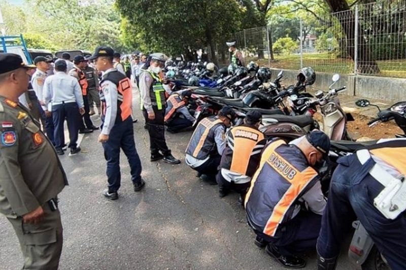 Ratusan motor terjaring operasi cabut pentil di Kembangan Jakbar