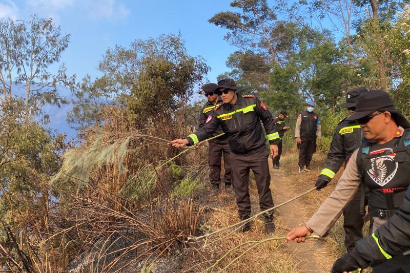 Polres Lumajang buat sekat bakar antisipasi karhutla TNBTS meluas
