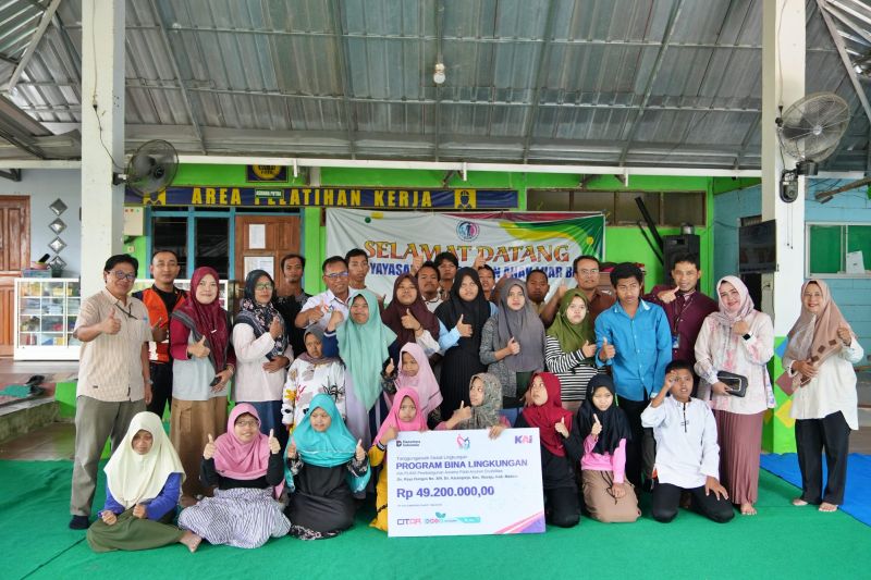 KAI Daop 7 Madiun salurkan dana program TJSL sebesar Rp123,126 juta