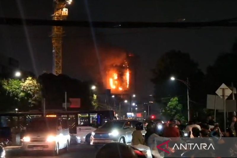 100 personil Damkar diterjunkan atasi kebakaran Gedung Bapenda DKI