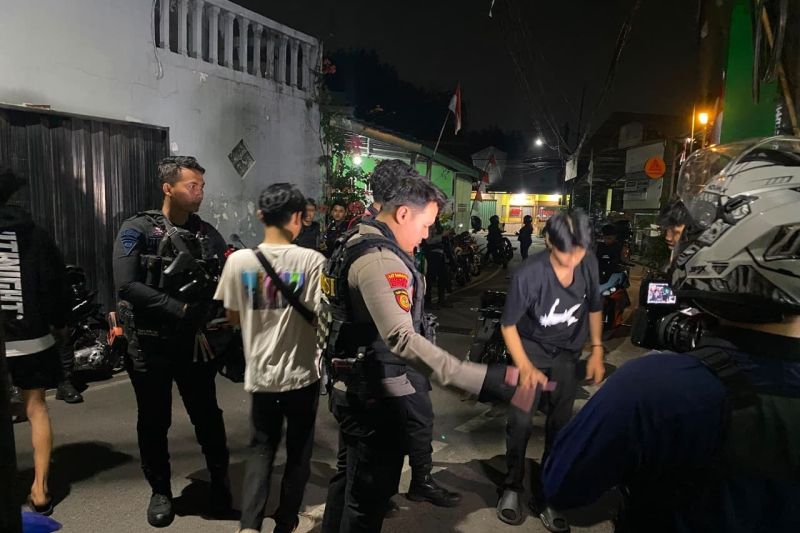 Brimob Polda Metro Jaya sita motor saat bubarkan balap liar di Jaktim