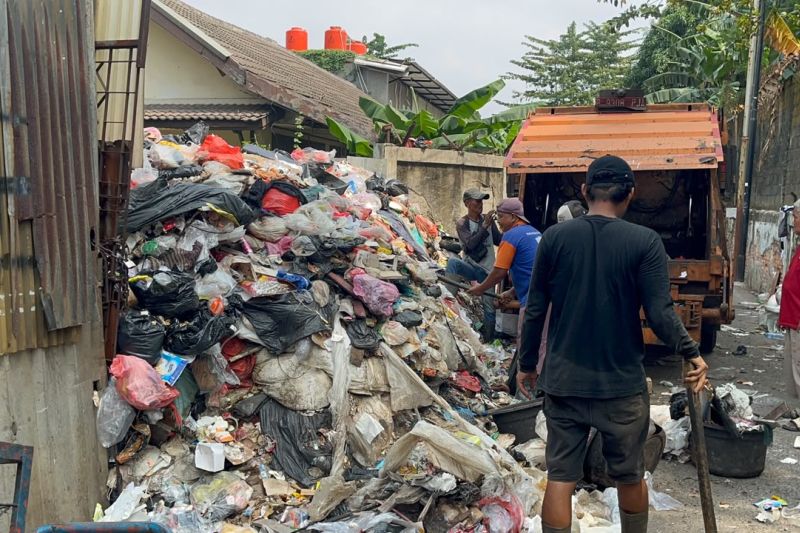 Tumpukan sampah Kedaung Kaliangke akibat transisi sistem pengelolaan