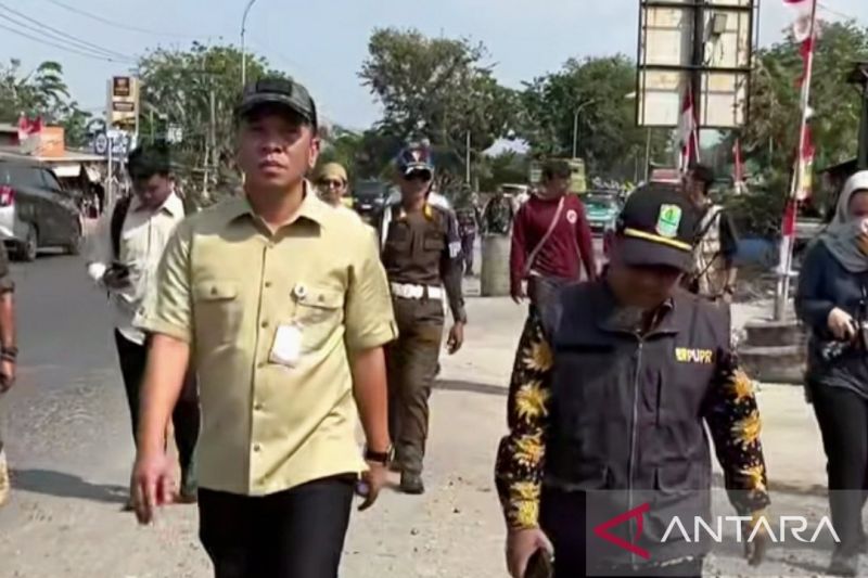 Bupati Karawang pimpin penertiban puluhan bangunan liar di akses tol