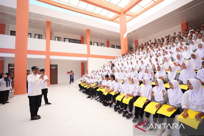 Ratusan siswa Sekolah Rakyat Makassar sambut Mensos dengan "paper mob"