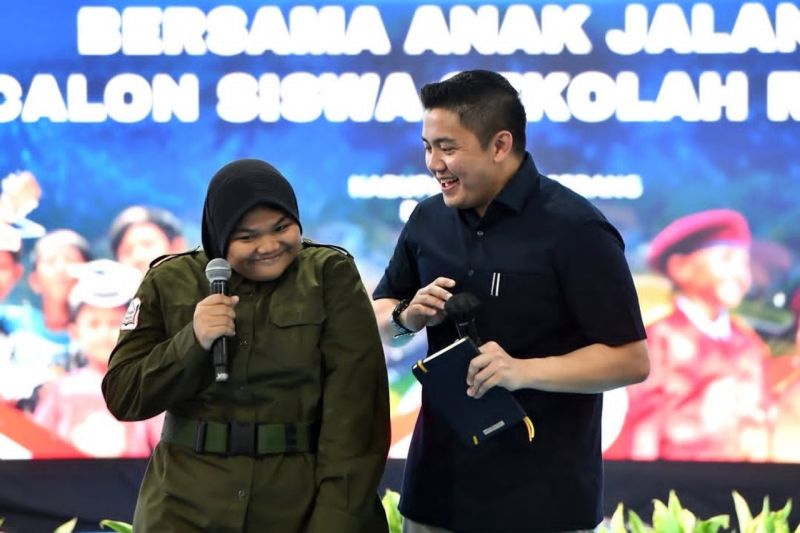 Seskab Teddy motivasi siswa Sekolah Rakyat berani bermimpi besar