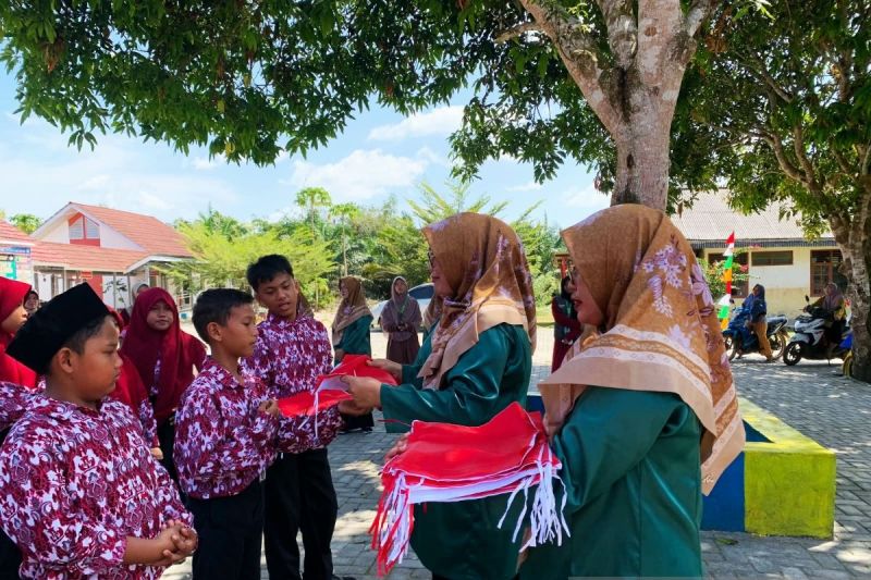 Kesbangpol Bangka Selatan bagikan bendera ke sekolah