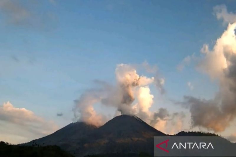Gunung Lewotobi Laki-laki erupsi empat kali, abu capai 500 meter