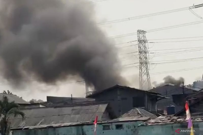 Sebanyak 65 personel damkar padamkan kebakaran rumah dekat Terminal UKI