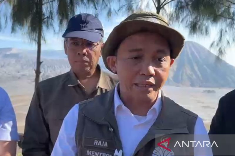 Menhut sebut "water bombing" dioptimalkan padamkan api di lereng Bromo