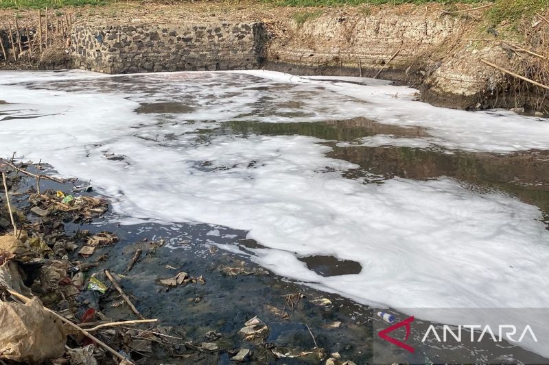 DLH Bandung Barat terjunkan tim telusuri pencemaran Sungai Cihaur