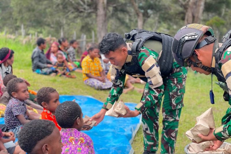 Satgas Yonif 511/DY gelar makan bergizi ke-22 di Lanny Jaya