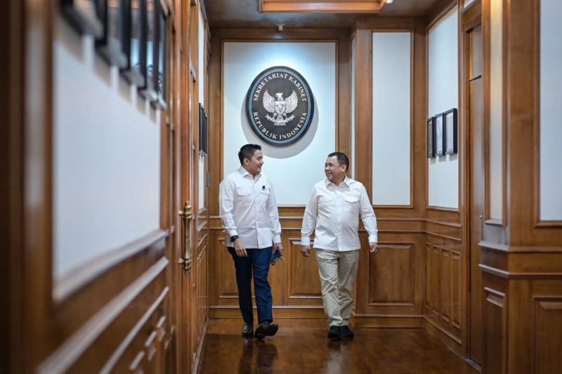 Seskab Teddy terima Haji Isam bahas investasi hingga hilirisasi