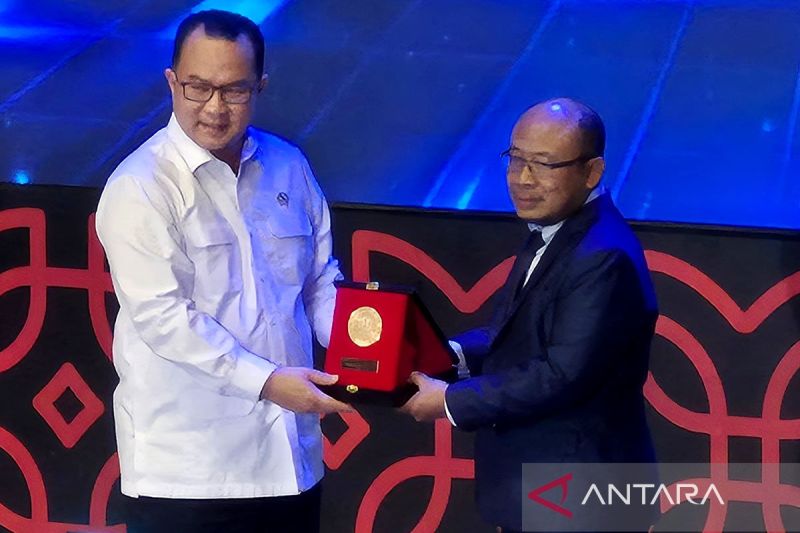 Kemarin, penghargaan bagi periset baterai UNS hingga karhutla Bromo