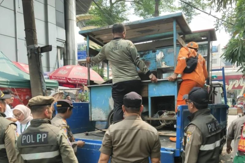 Pemkot Jaksel minta jajaran tertibkan spanduk dan PKL jelang HUT RI