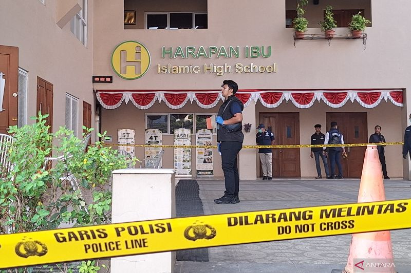 Polisi olah TKP di sekolah temuan senjata dan narkoba di Jaksel