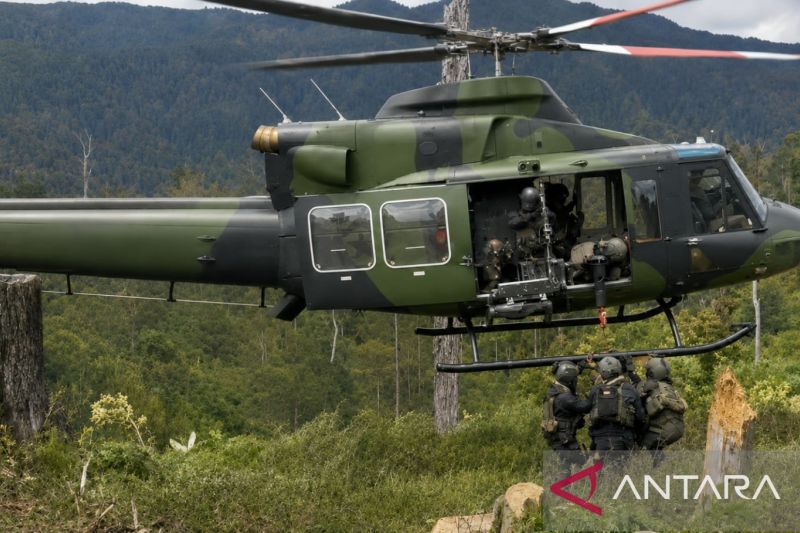 TNI evakuasi seorang warga dari wilayah rawan OPM