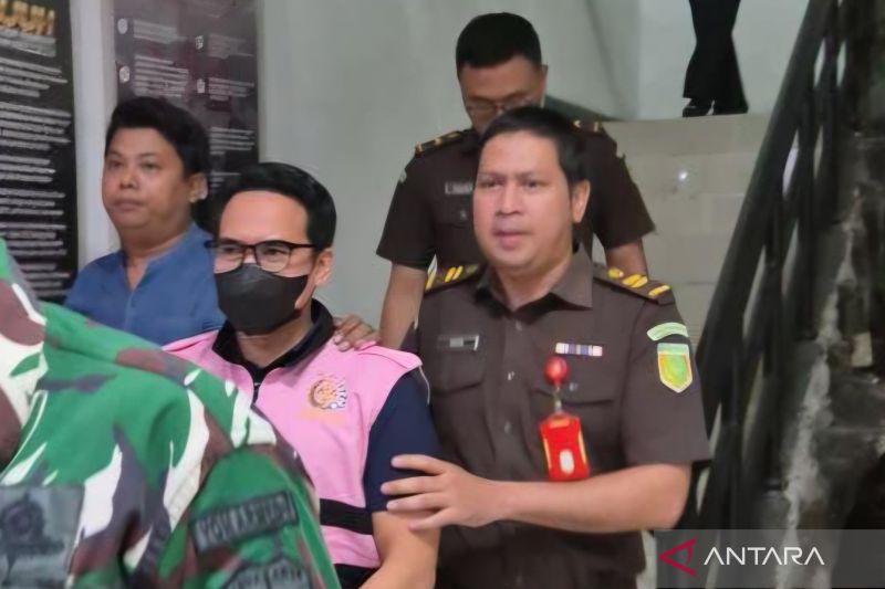 Tiga kali mangkir eks direktur BUMD Bekasi akhirnya ditahan