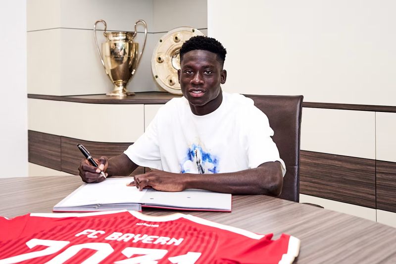 Bayern Muenchen permanenkan gelandang muda Senegal Bara Sapoko Ndiaye