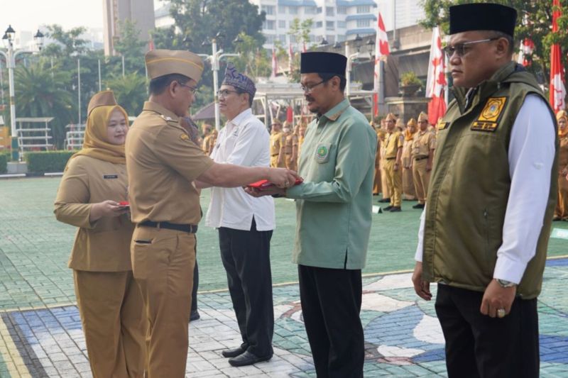 Pemkot Jaksel bagikan bendera Merah Putih jelang peringatan HUT RI