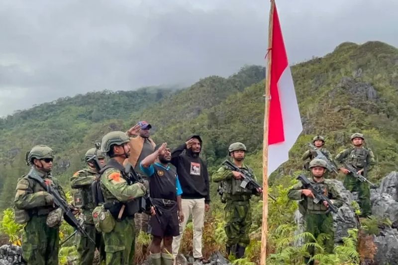TNI dan warga Papua perkuat nasionalisme dengan kibarkan merah putih