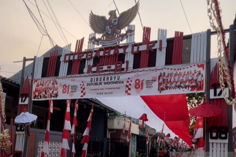 Sambut HUT RI, warga Serang bentangkan bendera sepanjang 120 meter