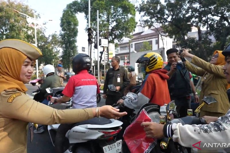 Pemkot Jakbar bagikan 8.000 bendera pada warga sambut HUT Ke-81 RI
