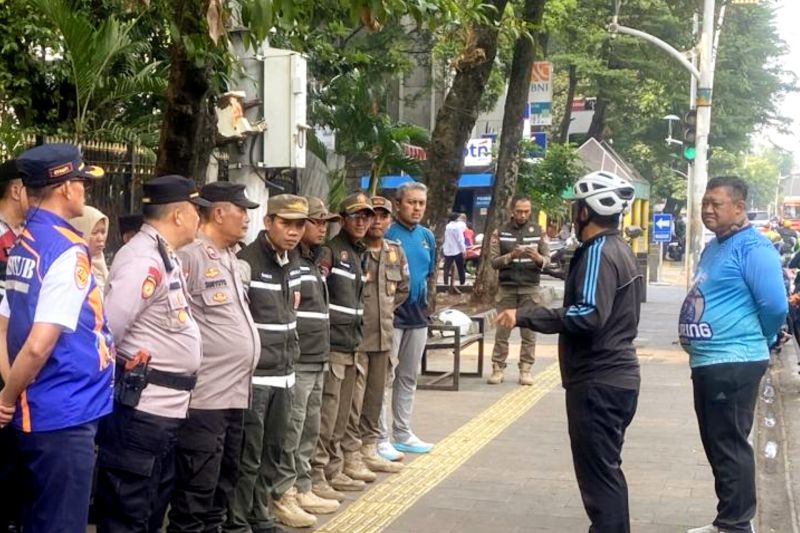 Satpol PP Jaksel imbau PKL tak jualan di badan jalan di kawasan Kemang