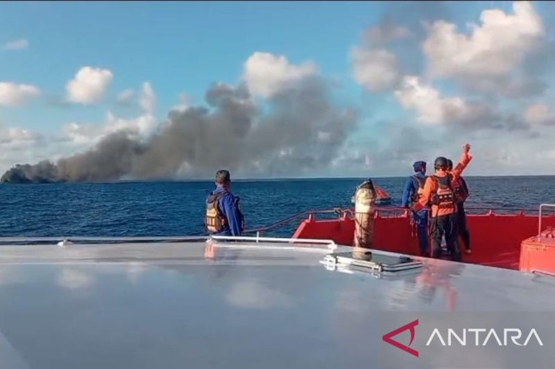 Tim SAR evakuasi penumpang KMP Putri Yasmin terbakar di Selat Lombok