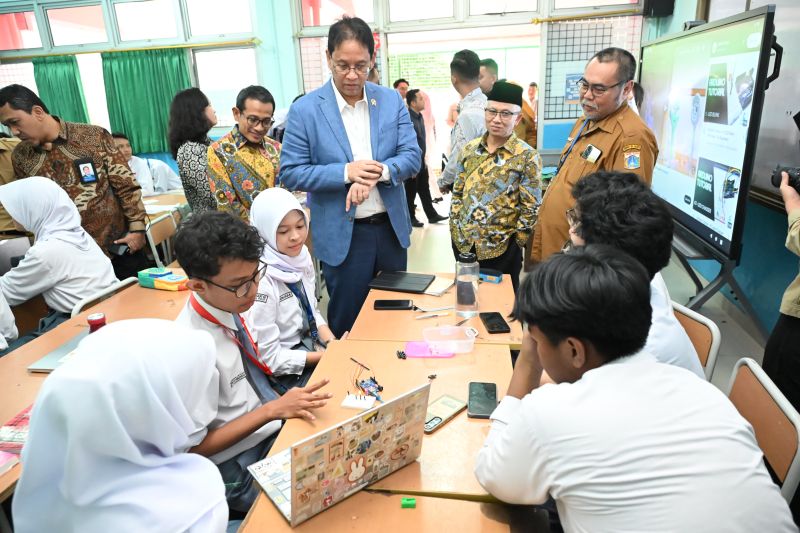 Purbaya siapkan anggaran guna perluas perangkat papan edukasi digital