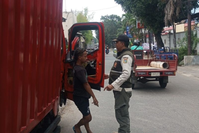 Petugas gabungan tindak truk yang parkir liar di Cengkareng